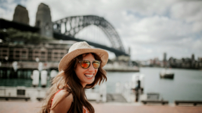 Australien Sydney Frau von Hafenbrücke Foto iStock Daviles.jpg